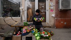 Ein Blumenhändler auf dem Privoz-Markt in Odessa