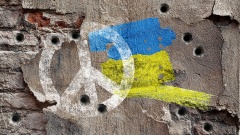 Wand mit Schusslöchern und ukraine Flagge und Peace-Zeichen