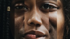 Collage eines Gesichts mit dunklen Hautfarben