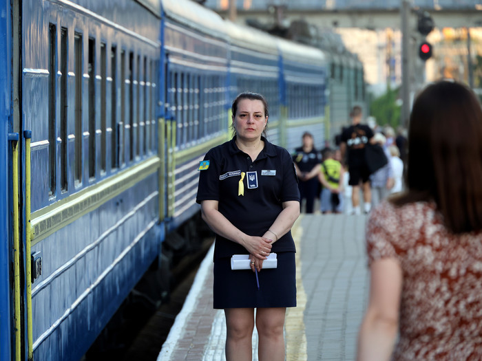 1 Zugbegleiterin des Yellow Ribbon train Nr. 192/191 in Odessa. Mit dem Zug wird die Situation der Ukrainer in den besetzen Gebieten unterstützt.