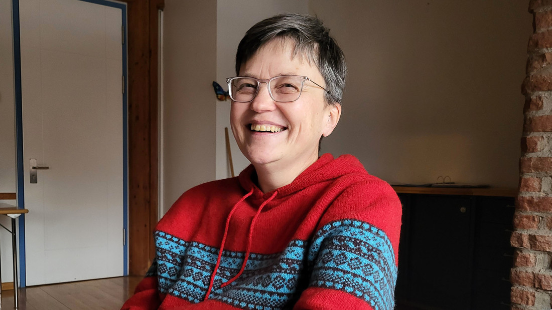 Pfarrerin Sandra Zeidler lacht