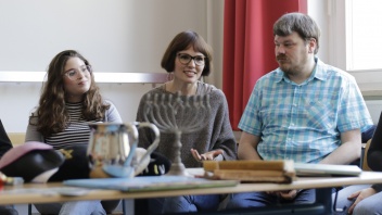 Shelly, Mascha und Claus-Henning sitzen im Klassenraum.