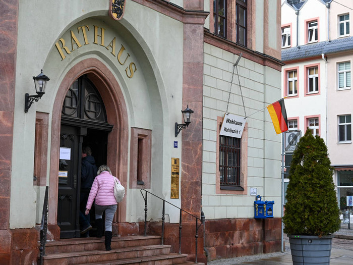 Mittweida, Markt Wahllokal Rathaus Im Landkreis Mittelsachsen verläuft die Bundestagswahl 2025 bislang ohne größere Zwischenfälle