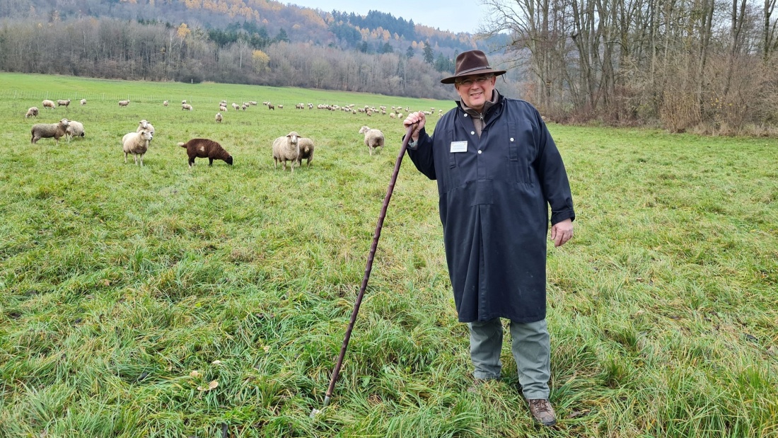 Schäfer Hans-Peter Schuhmacher aus dem Kirbachtal/ Sachsenheim-Ochsenbach (Landkreis Ludwigsburg) bei seinen Tieren auf der Weide. 