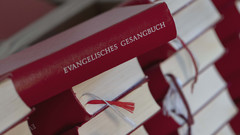 Evangelisches Gesangbuch im Regal