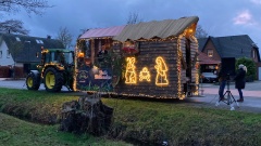 Gespann aus Trecker und Wagen mit Weihnachtsbeleuchtung
