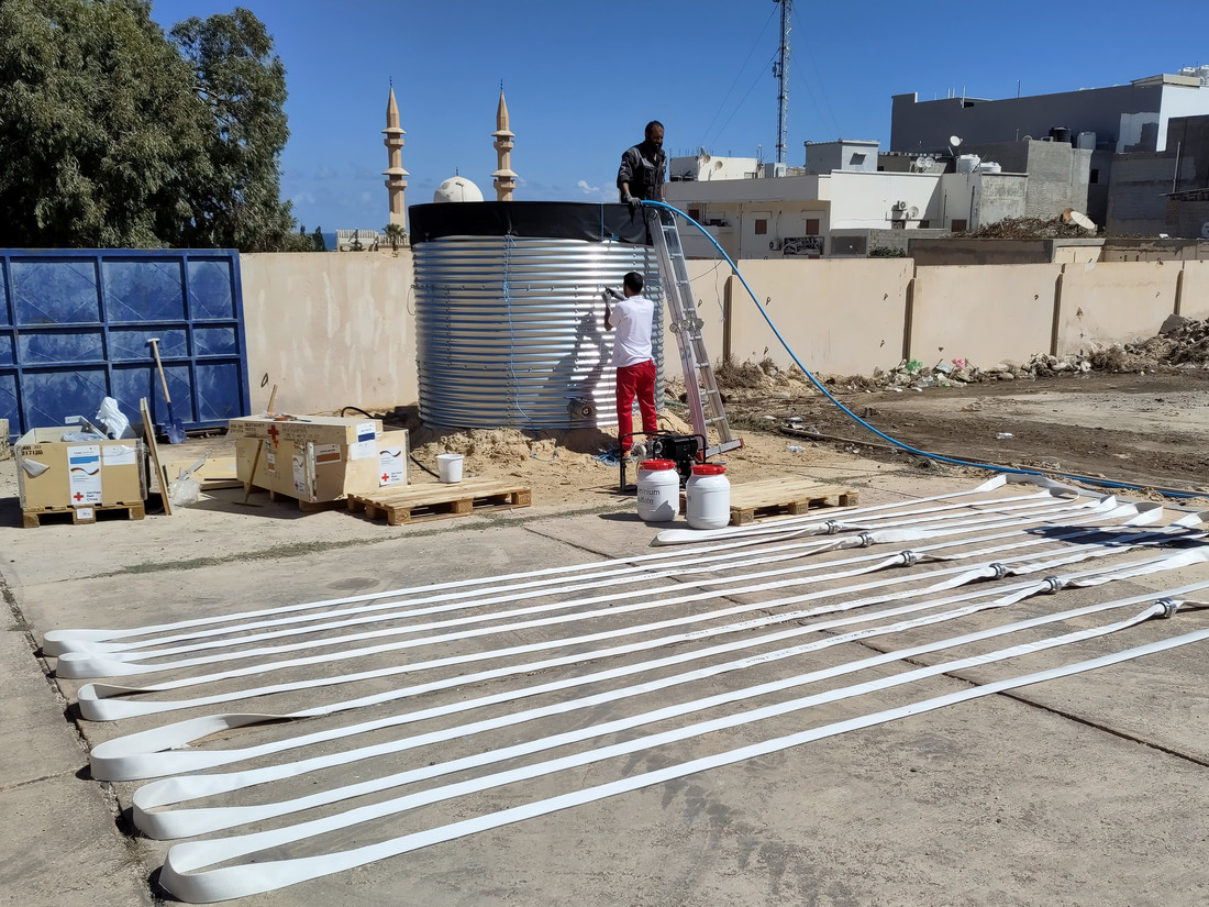Lokale Helfer bauen in Darna eine Wasseraufbereitungsanlage auf
