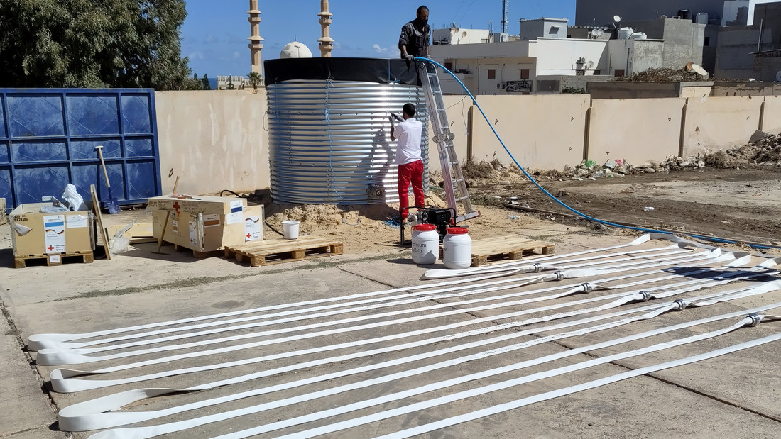Lokale Helfer bauen in Darna eine Wasseraufbereitungsanlage auf