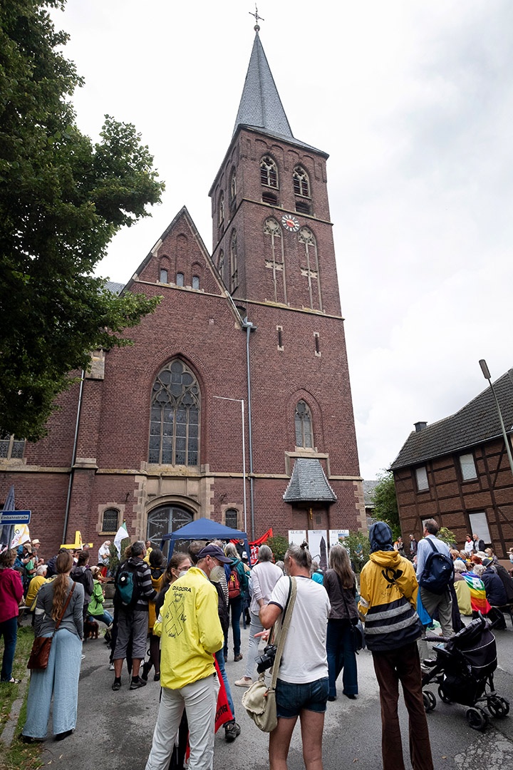 Kundgebung vor der Heilig Kreuzkirche in Keyenberg