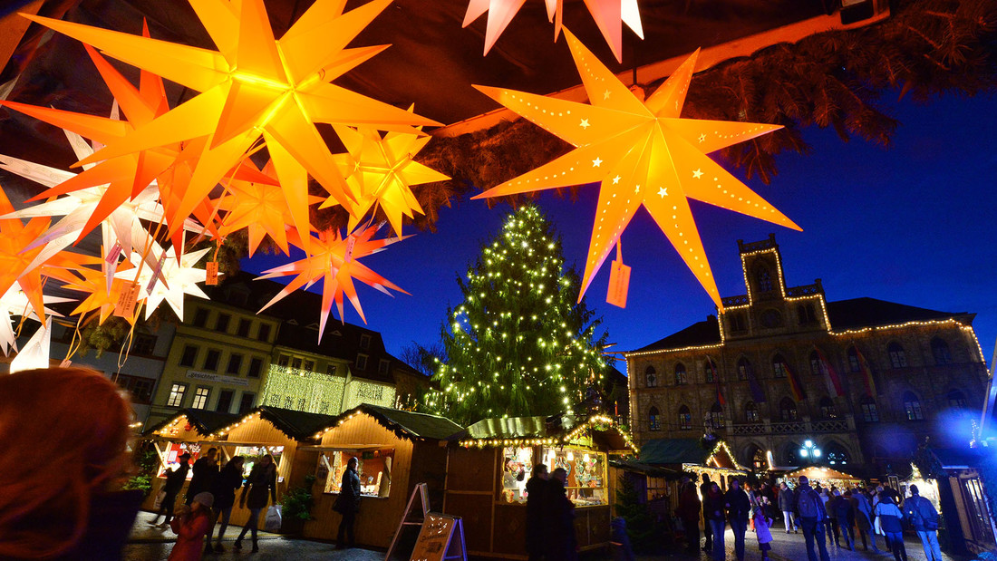 Weihnachtsmarkt vor dem Rathaus am in Weimar im Dezember 2024 mit Weihnachtsbaum