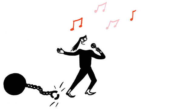 Illustration singeder Frau mit Mikrofon, gesprengte Fußfessel: Singen entfesselt