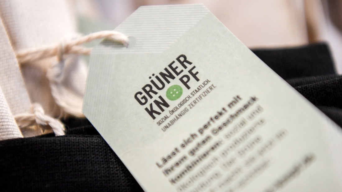Staatliches Textilsiegel "Grüner Knopf" für Öko-Klamotten.