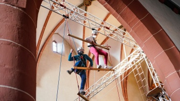 Zwei Mädchen in der evangelischen Stiftskirche in Mosbach auf einem Klettergerüst