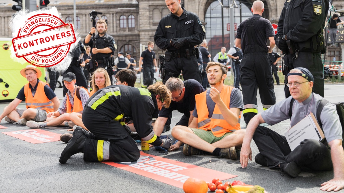 Klimaaktivisten blockieren den Nürnberger Altstadtring im August 2022 durch festgeklebte Hände.