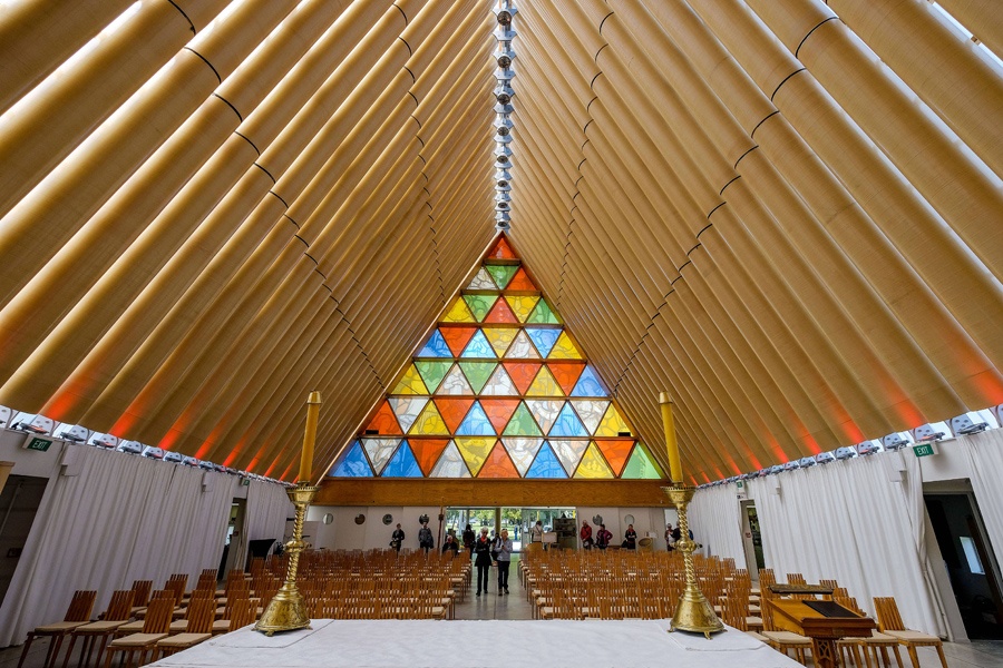 Innenraum der Kathedrale mit Dachkonstruktion aus Pappröhren