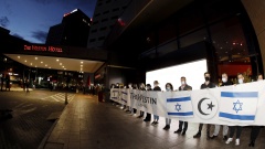 Mitarbeiter des Hotel Westin, die mit einem Banner ein Zeichen gegen Antisemetismus setzen wollen.