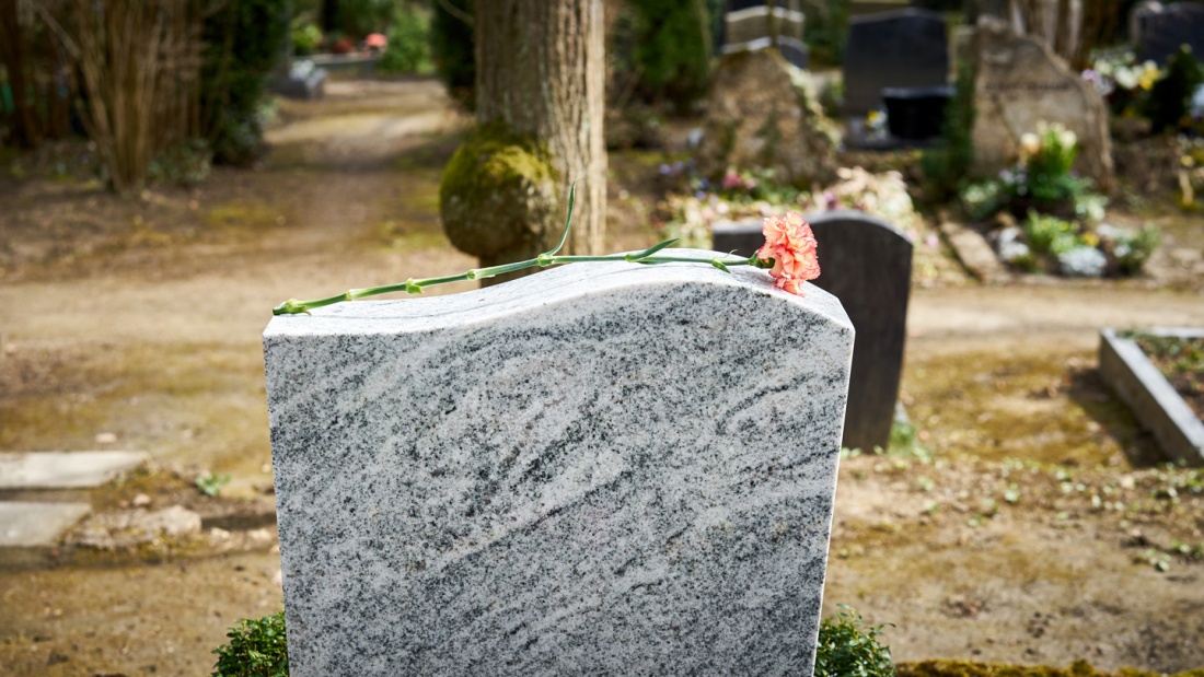Grab auf Friedhof
