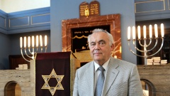 Reinhard Schramm, Vorsitzender der Jüdischen Gemeinde in Thüringen in der Synagoge, in Erfurt