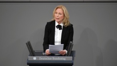 Schauspielerin Maren Kroymann spricht im Parlament