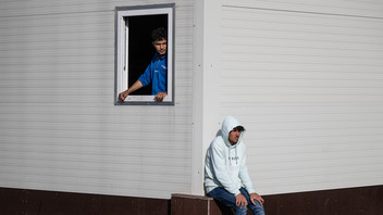 Flüchtlinge warten in Erstaufnahmeeinrichtung