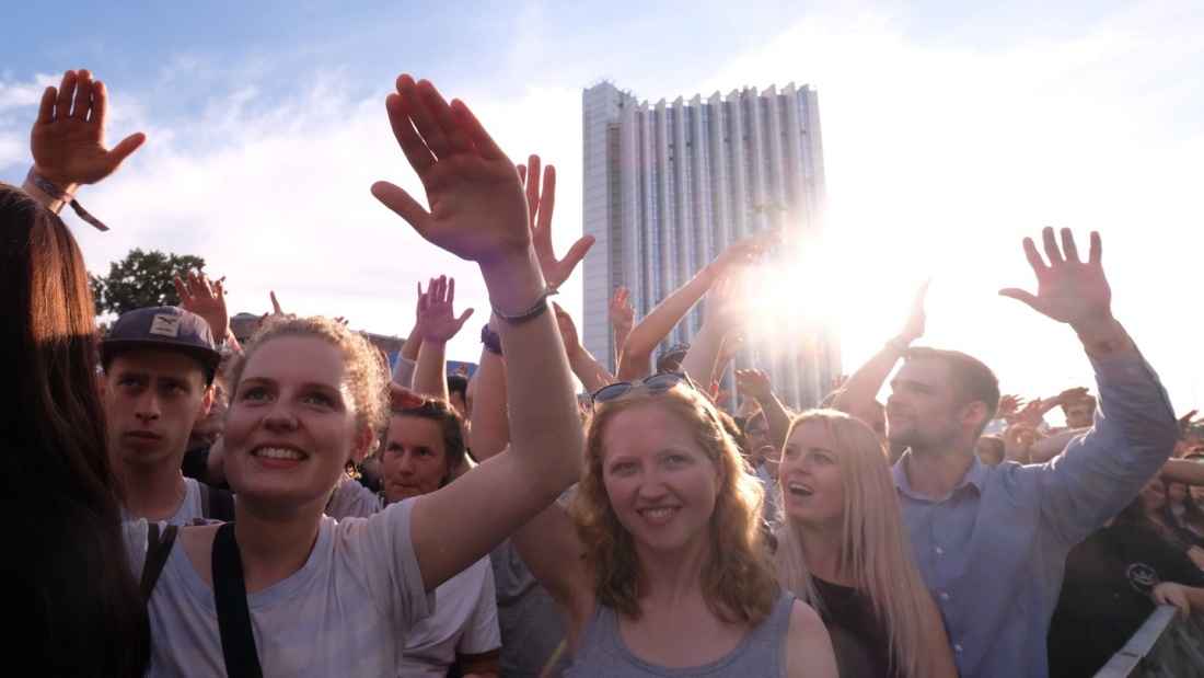 Besucher des Festials "Kosmos Chemnitz – Wir bleiben mehr" 