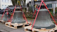Glocken verpackt vor der Heilig-Geist-Kirche