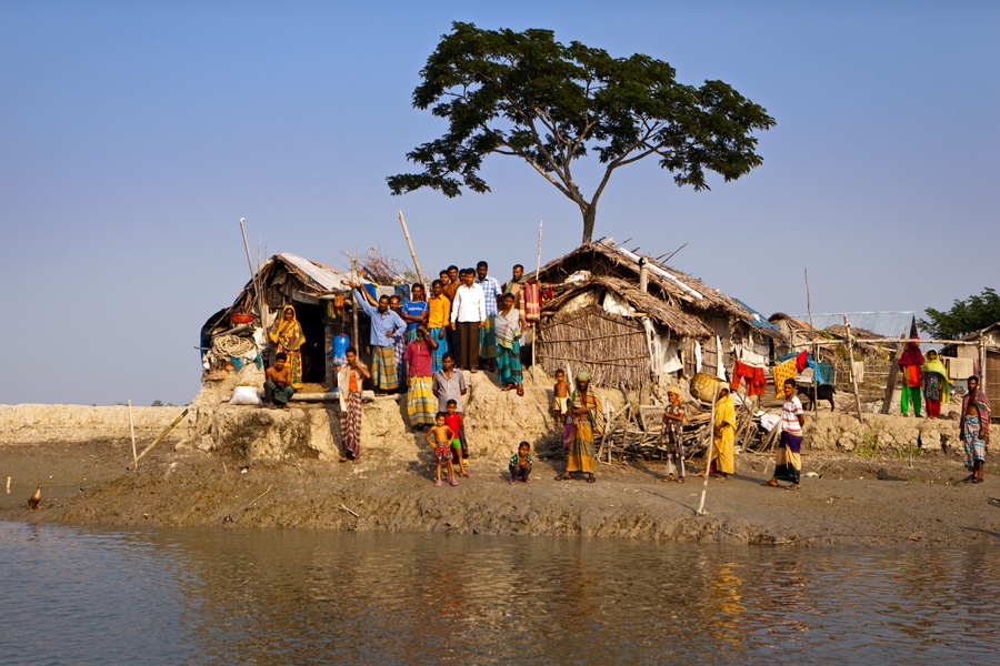 Klimaflüchtlinge im Distrikt Shyamnagar in Süd-Bangladesh, wo der Zyklon Aila starke Verwüstungen verursacht hat, haben sich auf höhergelegenen Stellen niedergelassen. 