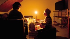 Was romantisch aussieht, ist bitterer Ernst: Dieser Familie wurde für zwei Wochen der Strom abgeschaltet.