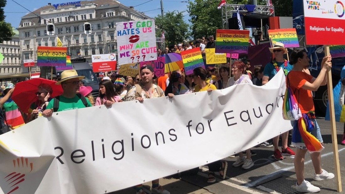 Die Fußgruppe "Religions for Equality" auf der Wiener Regenbogenparade