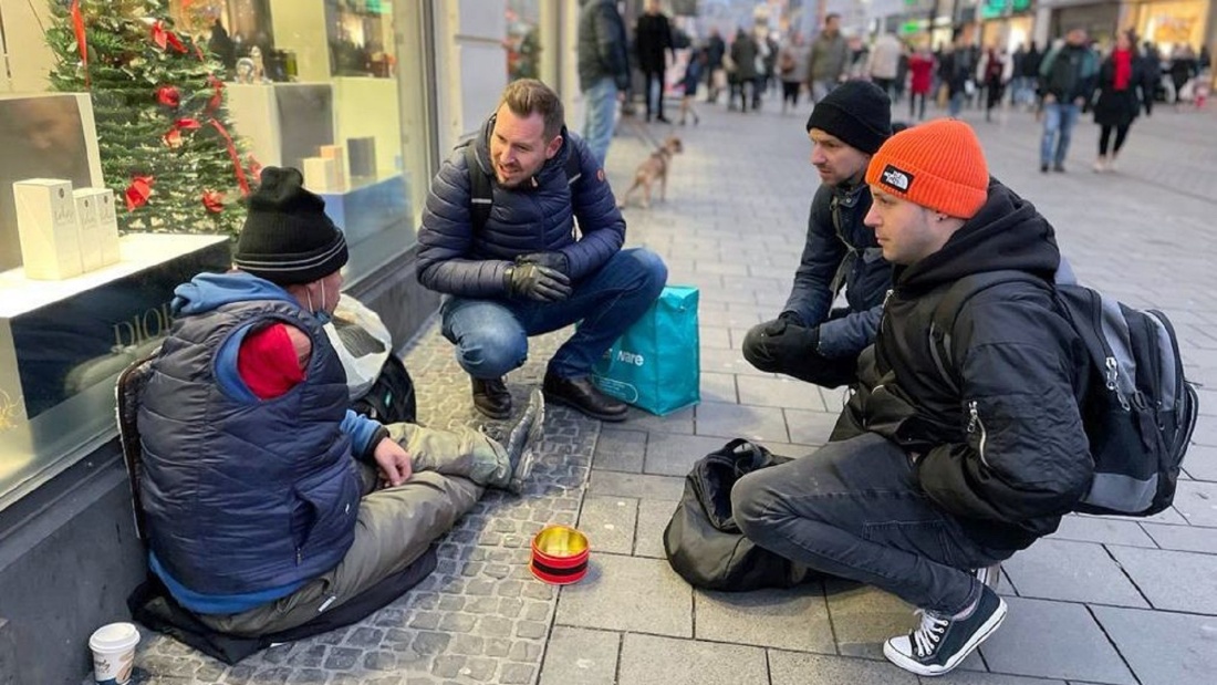 Kevin Hüvelmann spricht mit einem Obdachlosen in der Innenstadt von Kassel. 