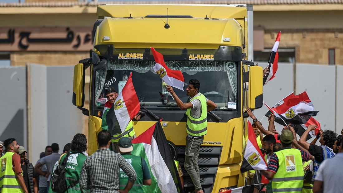 Ãgypten, Rafah: Lastwagen eines Hilfskonvois kehren auf die ägyptische Seite zurück