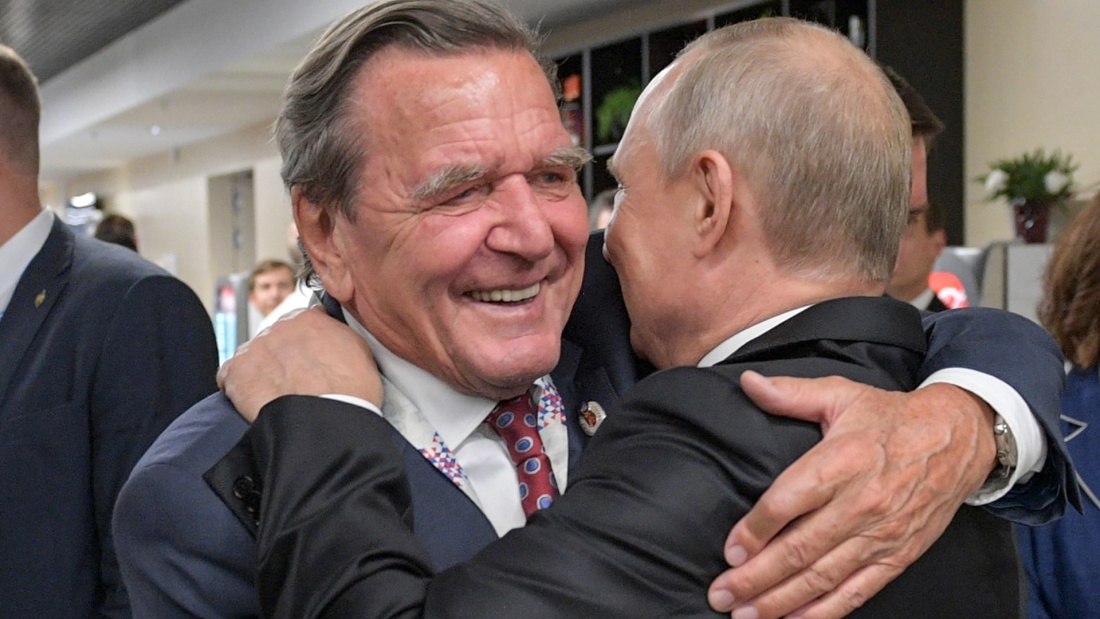 Gerhard Schröder und Wladimir Putin in freundschaftlicher Umarmung
