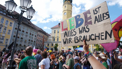 Teilnehmer eines Umzugs zum Christopher-Street-Day (CSD) ziehen durch Bautzen