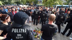  Polizisten und Bürger stehen in Chemnitz nach Abbruch des Stadfestes. Weitere Versammlungen Linker und Recher sind geplant.