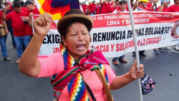 Demonstrantinnen und Demonstranten in Lima fordern vorgezogene Wahlen und den Rücktritt von Präsidentin Dina Boluarte