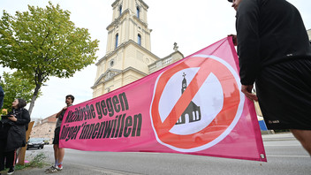 Proteste von Kritikern vor dem Potsdamer Garnisonkirchturms