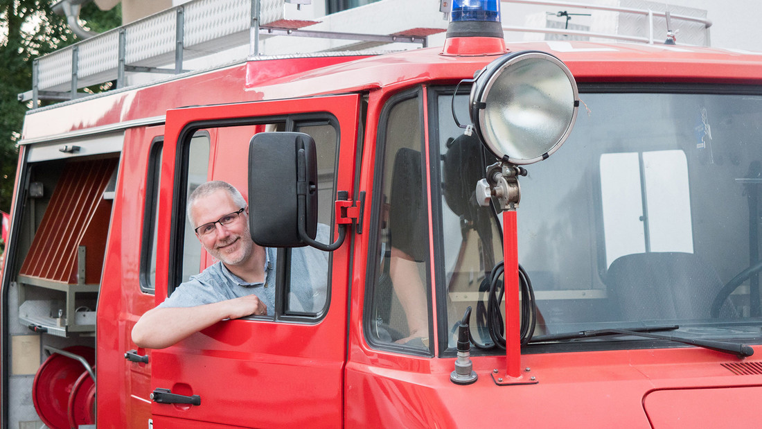 Pfarrer Stefan Mendling im Feuerwehrauto
