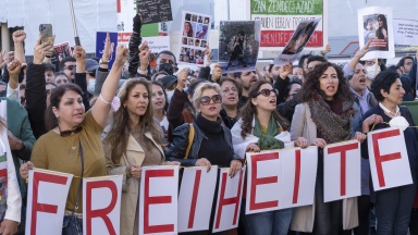 Frauen protestieren mit Plakaten in Köln für die Freiheit im Iran