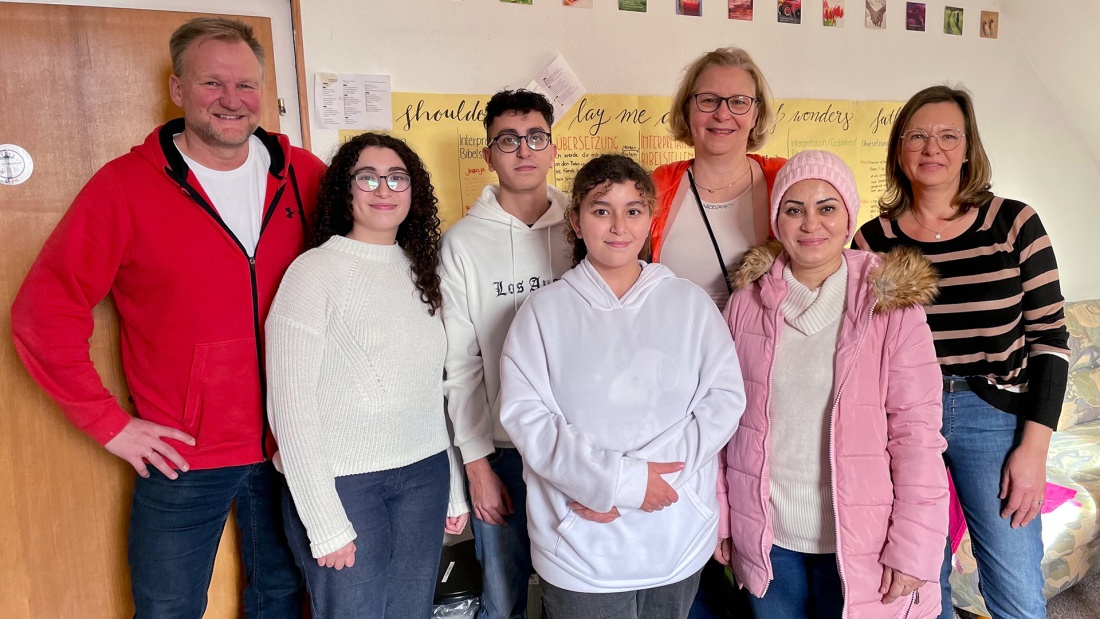 Gruppenfoto mit libanesischer Familie, Pfarrer und Gemeindemitgliedern