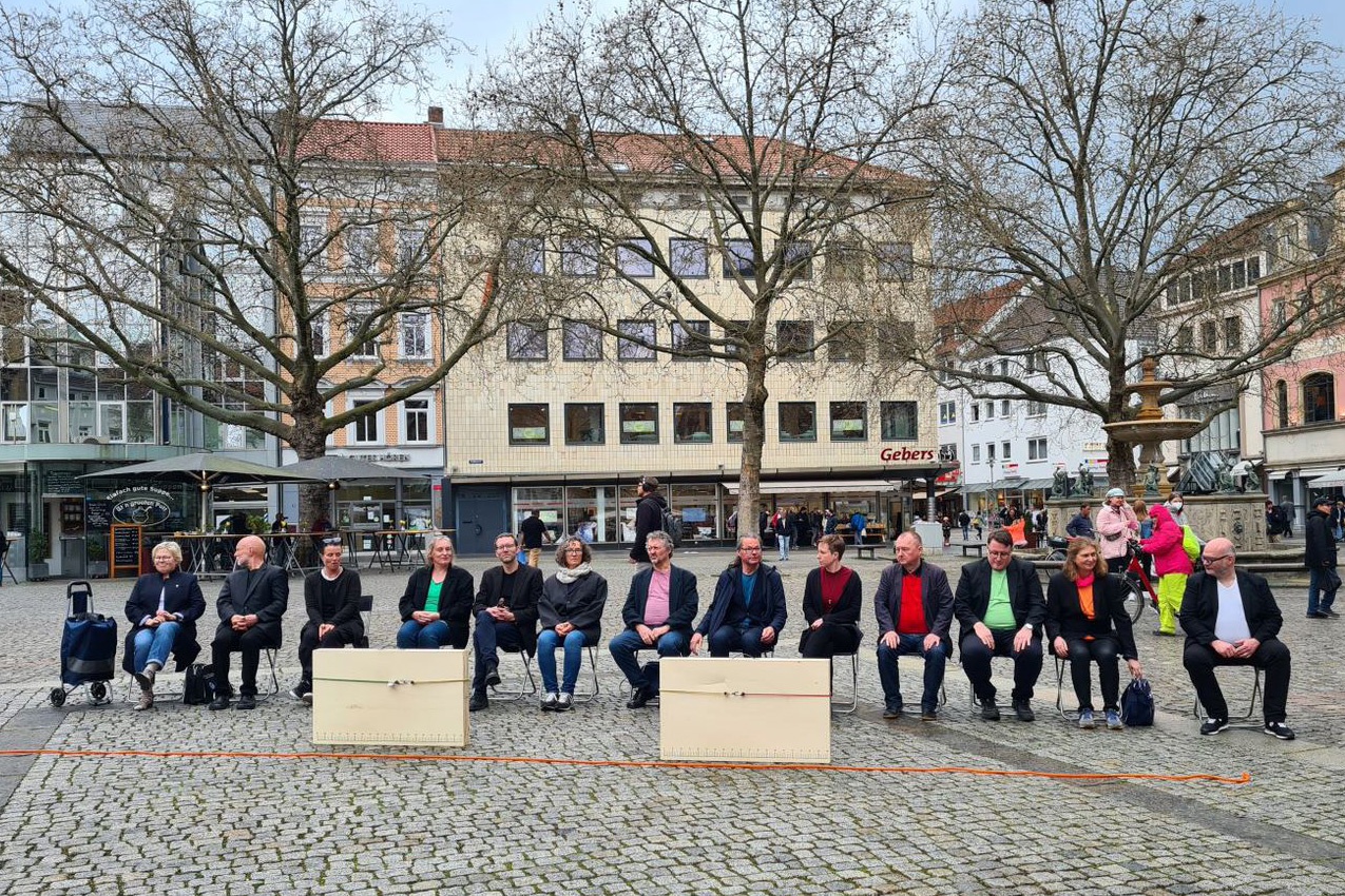 Tisch wird zum letzten Mal abgedeckt und wieder zusammengeklappt