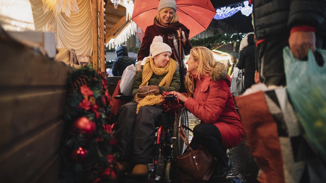 Person im Rollstuhl auf Weihnachtsmarkt