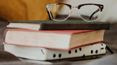 Brille auf Bücherstapel