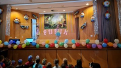 Bühne bei der Kinderaufführung zum Purimfest