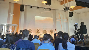Gottesdienst mit Taufe. Innenraum der Evangelischen Freikirche Köln-Ostheim