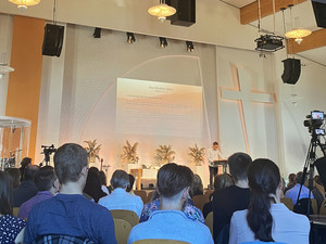 Gottesdienst mit Taufe. Innenraum der Evangelischen Freikirche Köln-Ostheim 