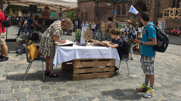 Klimabibelstand auf dem Kirchentag in Nürnberg