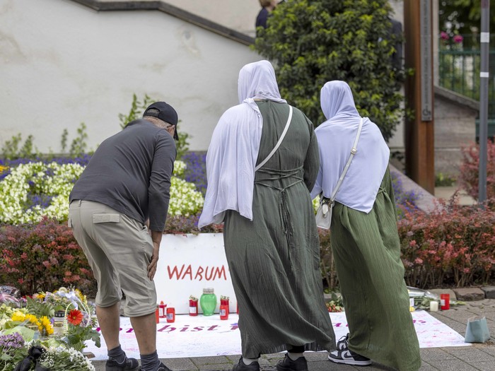 Muslima gedenken der Opfer des Attentats in Solingen