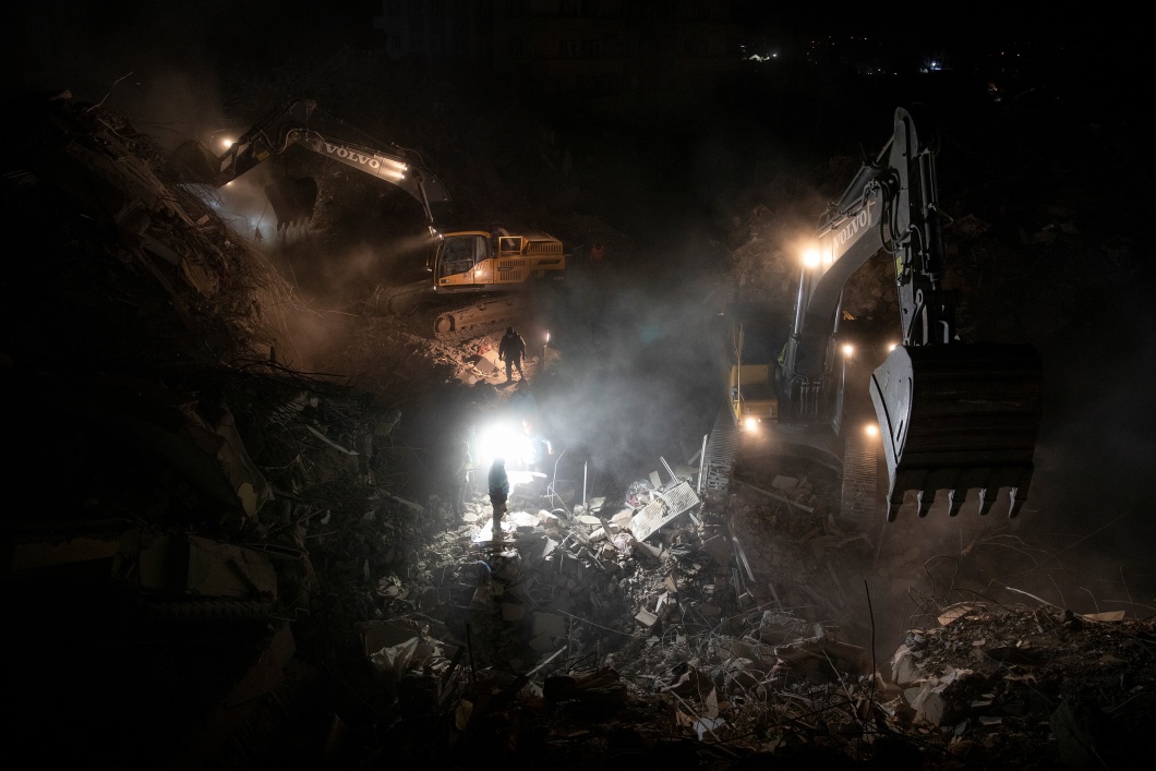 Bagger räumen in Kahramanmaraş die Trümmer zur Seite.