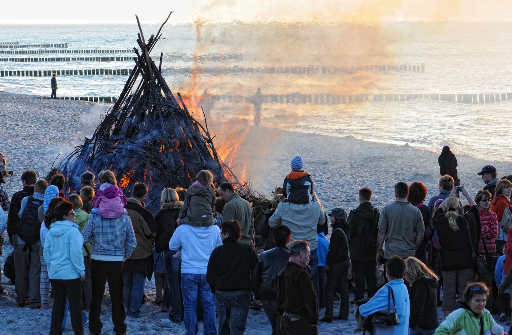 Osterfeuer am Strand