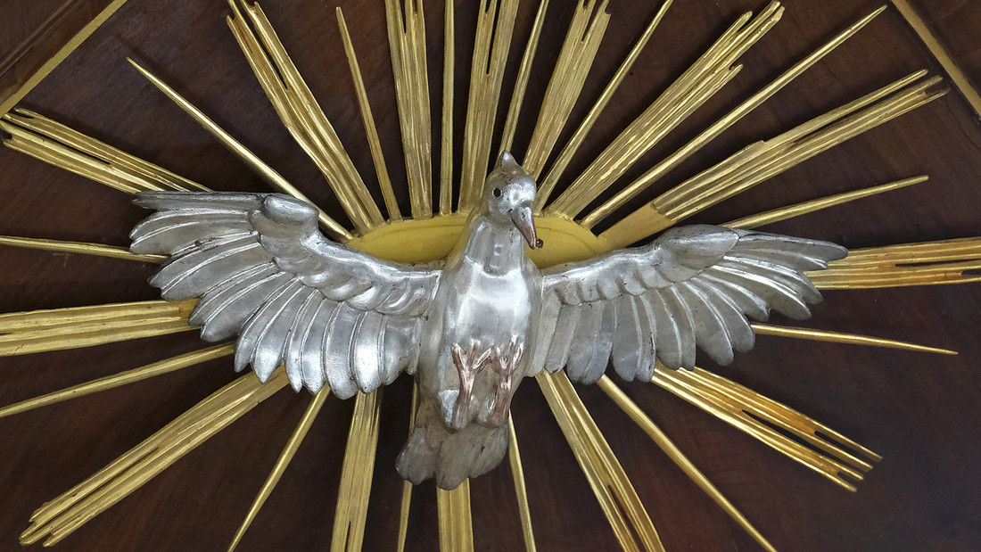 Taube aus Holz in Kirchengebäude